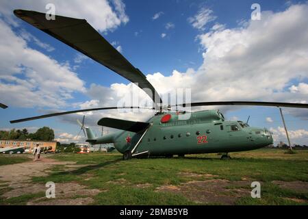 Außenansicht eines Mil Mi-6 'Hook' Super-Schwerlast-Hubschrauber mit grünen militärischen Malerei im Zhulyany State Aviation Museum der Ukraine Stockfoto