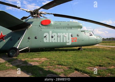 Außenansicht eines alten und pensionierten Mi-6 'Hook' Super-Schwerlasthubschrauber mit grüner Militärmalerei und einem roten sowjetischen Stern als Nationalitätskennzeichnung Stockfoto