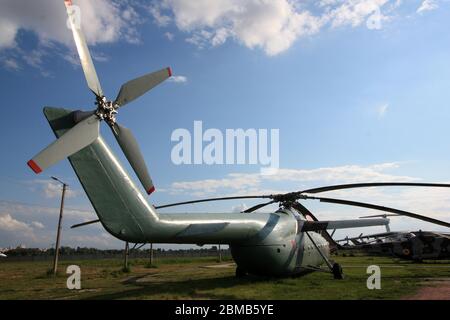 Außenansicht eines Mil Mi-6 'Hook' Super-Schwerlast-Hubschrauber mit grünen militärischen Malerei im Zhulyany State Aviation Museum der Ukraine Stockfoto