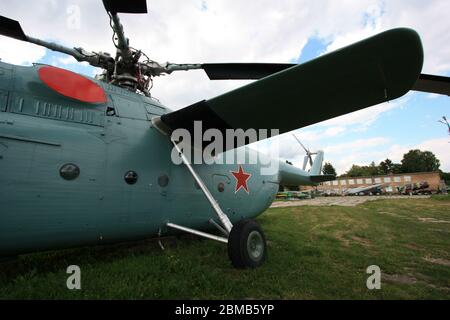 Außenansicht eines Mil Mi-6 'Hook' Super-Schwerlast-Hubschrauber mit grünen militärischen Malerei im Zhulyany State Aviation Museum der Ukraine Stockfoto