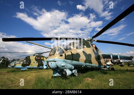 Außenansicht eines Mil Mi-24A 'Stakan' und seines Nachfolgers, des Mi-24D 'Hind', nebeneinander im Zhulyany State Aviation Museum der Ukraine zu sehen Stockfoto