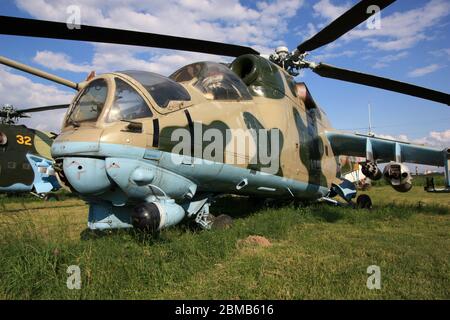 Außenansicht eines pensionierten sowjetischen Mil Mi-24D 'Hind'-Kampfhubschraubers am Zhulyany State Aviation Museum der Ukraine Stockfoto