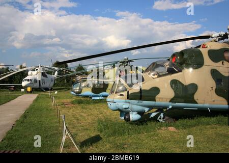 Sowjetische Luftfahrtlegenden nebeneinander, ein Mi-24A 'Stakan', Mi-24D 'Hind' und ein Mi-26 'Halo' im Zhulyany State Aviation Museum der Ukraine Stockfoto