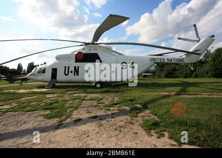 Außenansicht eines Mil Mi-26 'Halo' Super-Schwerlasthubschrauber mit Lackierung der Vereinten Nationen im Zhulyany State Aviation Museum der Ukraine Stockfoto