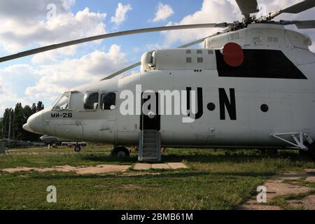 Außenansicht eines Mil Mi-26 'Halo' Super-Schwerlasthubschrauber mit Lackierung der Vereinten Nationen im Zhulyany State Aviation Museum der Ukraine Stockfoto