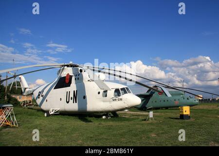 Die beiden größten Schwerlasthubschrauber, die jemals nebeneinander geparkt wurden, waren eine Mil Mi-26 und eine Mil Mi-6 im staatlichen Luftfahrtmuseum Zhulyany der Ukraine Stockfoto