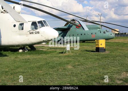 Die zwei größten Schwerlasthubschrauber, die jemals nebeneinander gebaut wurden, eine Mil Mi-26 und eine Mil Mi-6 im Zhulyany State Aviation Museum der Ukraine Stockfoto