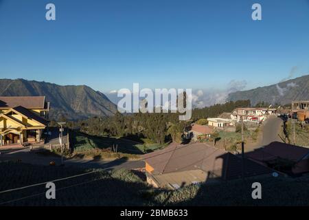 Blick vom Cemoro Lawang bei Sonnenuntergang, nach Osten, zum Argapura-Berg, nahe dem Bromo-Vulkan, und dem Tengger-Massiv, in Ost-Java, Indonesien. Stockfoto