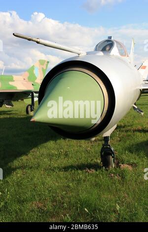 Vorderansicht eines Mikoyan-Gurewitsch MiG-21 'Fishbed' Überschalljäger- und Abfangflugzeuges im staatlichen Luftfahrtmuseum Zhulyany der Ukraine Stockfoto