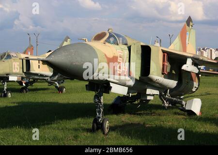 Außenansicht eines Mikoyan-Gurewitsch MiG-23 'Flogger' der dritten Generation von Düsenjägern im staatlichen Luftfahrtmuseum Zhulyany der Ukraine Stockfoto