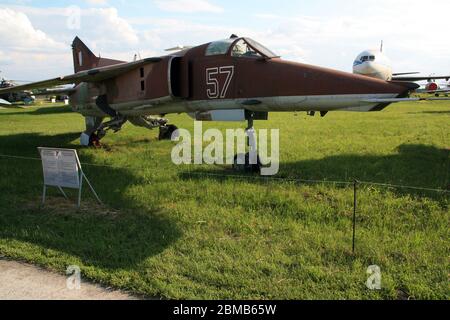 Außenansicht eines Mikoyan-Gurewitsch MiG-27 'Flogger'-Bodenangriffsflugzeugs im staatlichen Luftfahrtmuseum Zhulyany der Ukraine Stockfoto