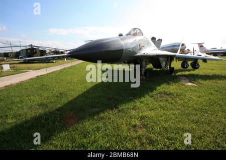 Vorderansicht eines Mikoyan MiG-29 'Fulcrum' zweimotorigen Luftüberlegenheitsjets im Zhulyany State Aviation Museum der Ukraine Stockfoto