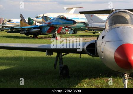 Vorderansicht eines Aero L-29 'Delfin' Jettrainers und eines Mikoyan MiG-29 'Fulcrum' Luftüberlegenheitsjägers im Zhulyany Ukraine State Aviation Museum Stockfoto