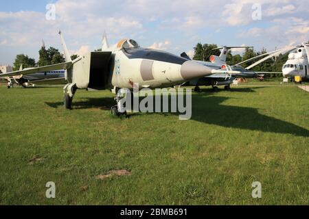 Außenansicht des sowjetischen Mach 3+ Aufklärungs- und Abfangflugzeugs MiG 25 'Foxbat' im staatlichen Luftfahrtmuseum Zhulyany der Ukraine Stockfoto