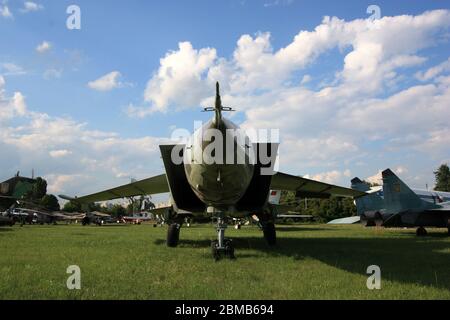 Vorderansicht des sowjetischen Mach 3+ Aufklärungs- und Abfangflugzeuges MiG 25 'Foxbat' im staatlichen Luftfahrtmuseum Zhulyany der Ukraine Stockfoto