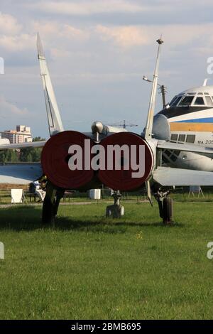 Rückansicht des sowjetischen Mach 3+ Aufklärungs- und Abfangflugzeugs MiG 25 'Foxbat' im staatlichen Luftfahrtmuseum Zhulyany der Ukraine Stockfoto