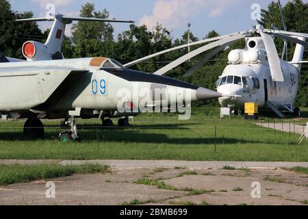 Zwei sowjetische Luftfahrtlegenden parkten nebeneinander, eine MiG-25 'Foxbat' und eine Mil Mi-26 'Halo' im Zhulyany State Aviation Museum der Ukraine Stockfoto