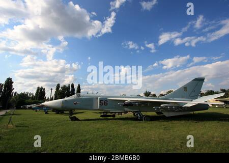 Außenansicht eines Sukhoi Su-24 'Fencer' Überschallangriffs und Bomberflugzeugs im staatlichen Luftfahrtmuseum Zhulyany der Ukraine Stockfoto