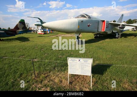 Außenansicht eines Sukhoi Su-24 'Fencer' Überschallangriffs und Bomberflugzeugs im staatlichen Luftfahrtmuseum Zhulyany der Ukraine Stockfoto