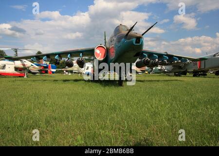 Außenansicht eines Suchoi Su-25 "Gras" oder "Frogfoot" Nahluftstützenflugzeugs und Bodenangriffsflugzeuge im Zhulyany Staatlichen Luftfahrtmuseum der Ukraine Stockfoto