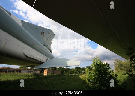 Außenansicht eines Tupolev TU-22M 'Backfire' Überschallbombers für strategische und maritime Langstreckenangriffe im staatlichen Luftfahrtmuseum der Ukraine Zhulyany Stockfoto