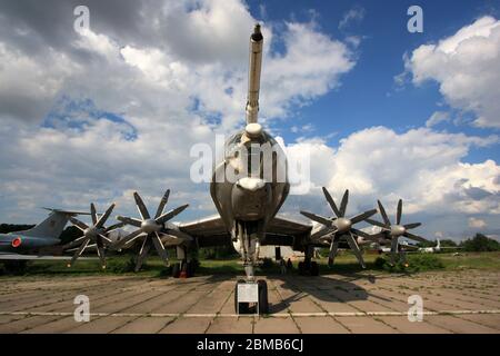 Außenansicht eines Tupolev TU-142 'Bear' Seeaufklärungs- und U-Boot-Kriegsflugzeug im Zhulyany State Aviation Museum of Ukraine Stockfoto