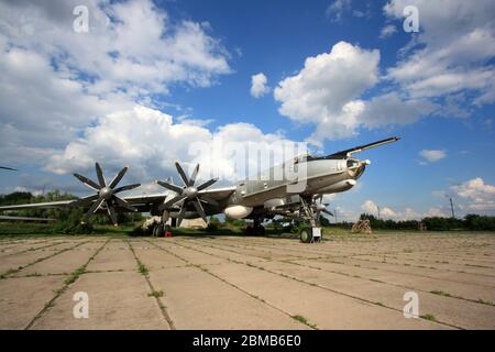 Außenansicht eines Tupolev TU-142 'Bear' Seeaufklärungs- und U-Boot-Kriegsflugzeug im Zhulyany State Aviation Museum of Ukraine Stockfoto