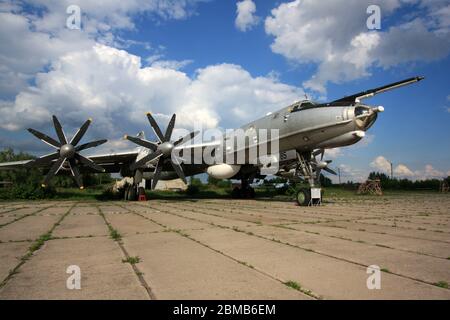 Außenansicht eines Tupolev TU-142 'Bear' Seeaufklärungs- und U-Boot-Kriegsflugzeug im Zhulyany State Aviation Museum of Ukraine Stockfoto