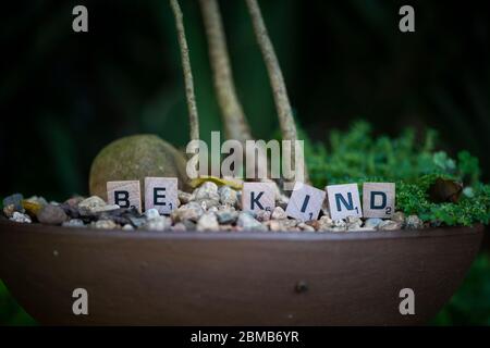 Seien Sie freundlich in Blockbuchstaben Stockfoto