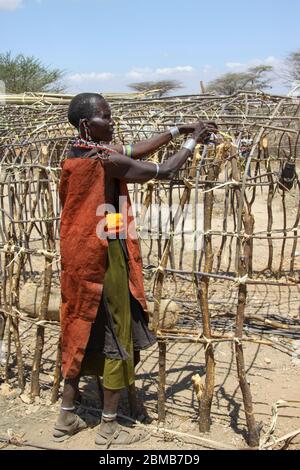 Traditionelle Maasai (Masai) Hütte ist aus der Anwendung Schlamm auf ein Gitter Rahmen von Schilf in Kenia fotografiert konstruiert Stockfoto