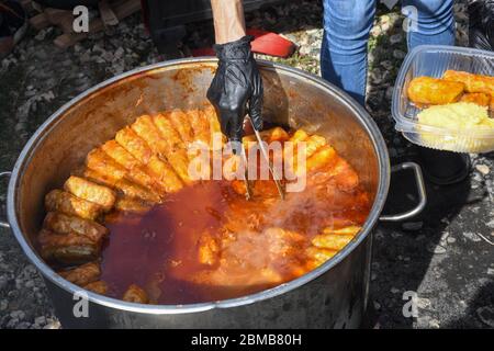 Rumänisches typisches Essen namens Sarmale. Kohlbrötchen mit Fleisch, Reis und Gemüse. Gefüllte Kohlblätter gefülltes Fleisch in einem traditionellen Topf. Ansicht von Stockfoto