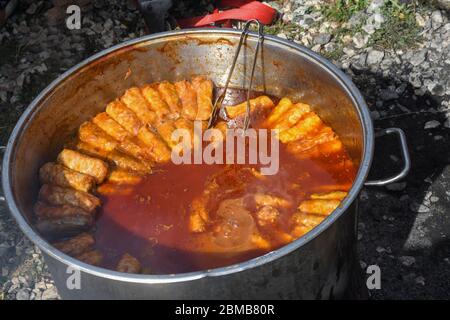 Rumänisches typisches Essen namens Sarmale. Kohlbrötchen mit Fleisch, Reis und Gemüse. Gefüllte Kohlblätter gefülltes Fleisch in einem traditionellen Topf. Ansicht von Stockfoto