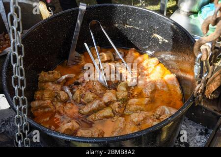 Rumänisches typisches Essen namens Sarmale. Kohlbrötchen mit Fleisch, Reis und Gemüse. Gefüllte Kohlblätter gefülltes Fleisch in einem traditionellen Topf. Ansicht von Stockfoto