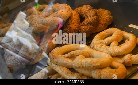 Verschiedene Arten von Kuchen, Torte, Mousse, Kuchen zum Verkauf in der Bäckerei oder Konditorei, Gourmet-Luxus-Konzept für Süßigkeiten Bar. Happy Birthday Dessert Spezialitäten Stockfoto