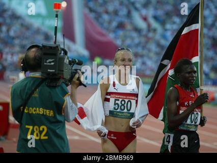 MANCHESTER - JULI 28: Paula Radcliffe aus England feiert nach dem Gewinn von Gold im 5000m-Finale der Frauen im City of Manchester Stadium während des 200 Stockfoto