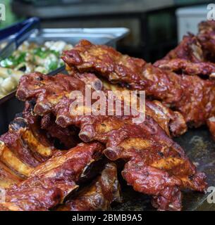 Gegrillte und gegrillte Rippchen Schweinefleisch. Leckere traditionelle amerikanische Fleisch. Rind-und Schweinerippen in BBQ Smoker gekocht.Tasty gegrillten Spareribs in Grill bedeckt Stockfoto