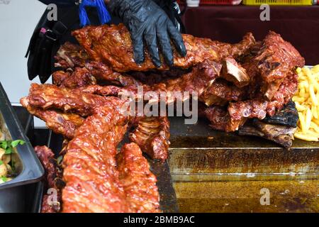 Gegrillte und gegrillte Rippchen Schweinefleisch. Leckere traditionelle amerikanische Fleisch. Rind-und Schweinerippen in BBQ Smoker gekocht.Tasty gegrillten Spareribs in Grill bedeckt Stockfoto