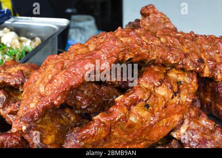 Gegrillte und gegrillte Rippchen Schweinefleisch. Leckere traditionelle amerikanische Fleisch. Rind-und Schweinerippen in BBQ Smoker gekocht.Tasty gegrillten Spareribs in Grill bedeckt Stockfoto