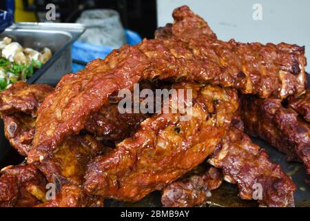 Gegrillte und gegrillte Rippchen Schweinefleisch. Leckere traditionelle amerikanische Fleisch. Rind-und Schweinerippen in BBQ Smoker gekocht.Tasty gegrillten Spareribs in Grill bedeckt Stockfoto