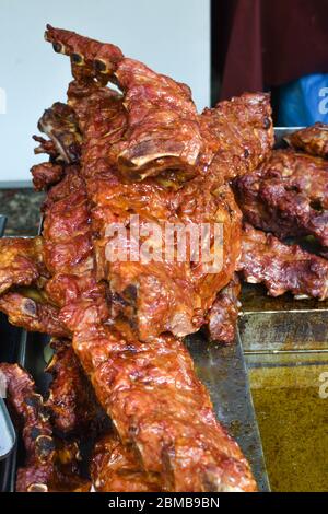Gegrillte und gegrillte Rippchen Schweinefleisch. Leckere traditionelle amerikanische Fleisch. Rind-und Schweinerippen in BBQ Smoker gekocht.Tasty gegrillten Spareribs in Grill bedeckt Stockfoto