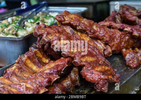 Gegrillte und gegrillte Rippchen Schweinefleisch. Leckere traditionelle amerikanische Fleisch. Rind-und Schweinerippen in BBQ Smoker gekocht.Tasty gegrillten Spareribs in Grill bedeckt Stockfoto