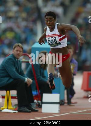 MANCHESTER - JULI 31: Michelle Griffith aus England tritt beim Dreisprung-Finale der Frauen bei den Commonwealth Games in Manchester am 31. Juli 2002 an. Stockfoto