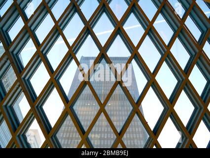 Seattle 2013, Öffentliche Bibliothek im Inneren. Blick auf die Straßen vor dem Fenster durch die besondere blaue Stahlgitter der Metallstruktur Stockfoto