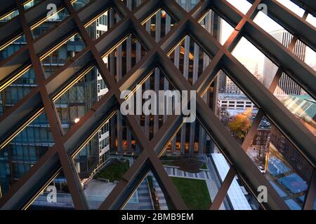 Seattle 2013, Öffentliche Bibliothek im Inneren. Blick auf die Straßen vor dem Fenster durch die besondere blaue Stahlgitter der Metallstruktur Stockfoto