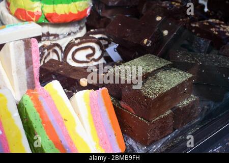 Traditionelle hausgemachte Kekse süße Dessert Köstlichkeiten, Gebäck während des Hotel-Brunch Buffet draußen im Garten am Pool. Frisches Essen Buffet B Stockfoto