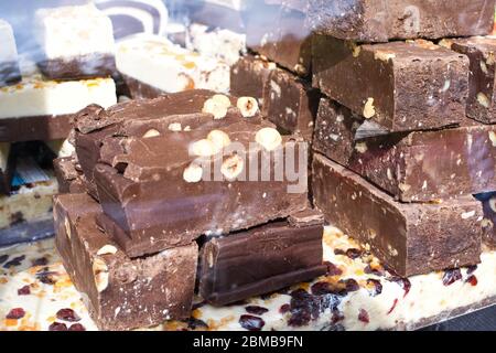 Traditionelle hausgemachte Kekse süße Dessert Köstlichkeiten, Gebäck während des Hotel-Brunch Buffet draußen im Garten am Pool. Frisches Essen Buffet B Stockfoto