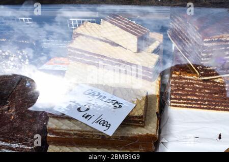 Traditionelle hausgemachte Kekse süße Dessert Köstlichkeiten, Gebäck während des Hotel-Brunch Buffet draußen im Garten am Pool. Frisches Essen Buffet B Stockfoto