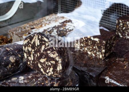 Traditionelle hausgemachte Kekse süße Dessert Köstlichkeiten, Gebäck während des Hotel-Brunch Buffet draußen im Garten am Pool. Frisches Essen Buffet B Stockfoto