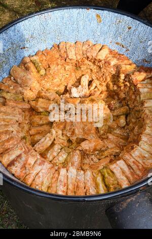 Rumänisches typisches Essen namens Sarmale. Kohlbrötchen mit Fleisch, Reis und Gemüse. Gefüllte Kohlblätter gefülltes Fleisch in einem traditionellen Topf. Ansicht von Stockfoto