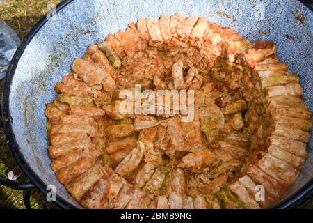 Rumänisches typisches Essen namens Sarmale. Kohlbrötchen mit Fleisch, Reis und Gemüse. Gefüllte Kohlblätter gefülltes Fleisch in einem traditionellen Topf. Ansicht von Stockfoto